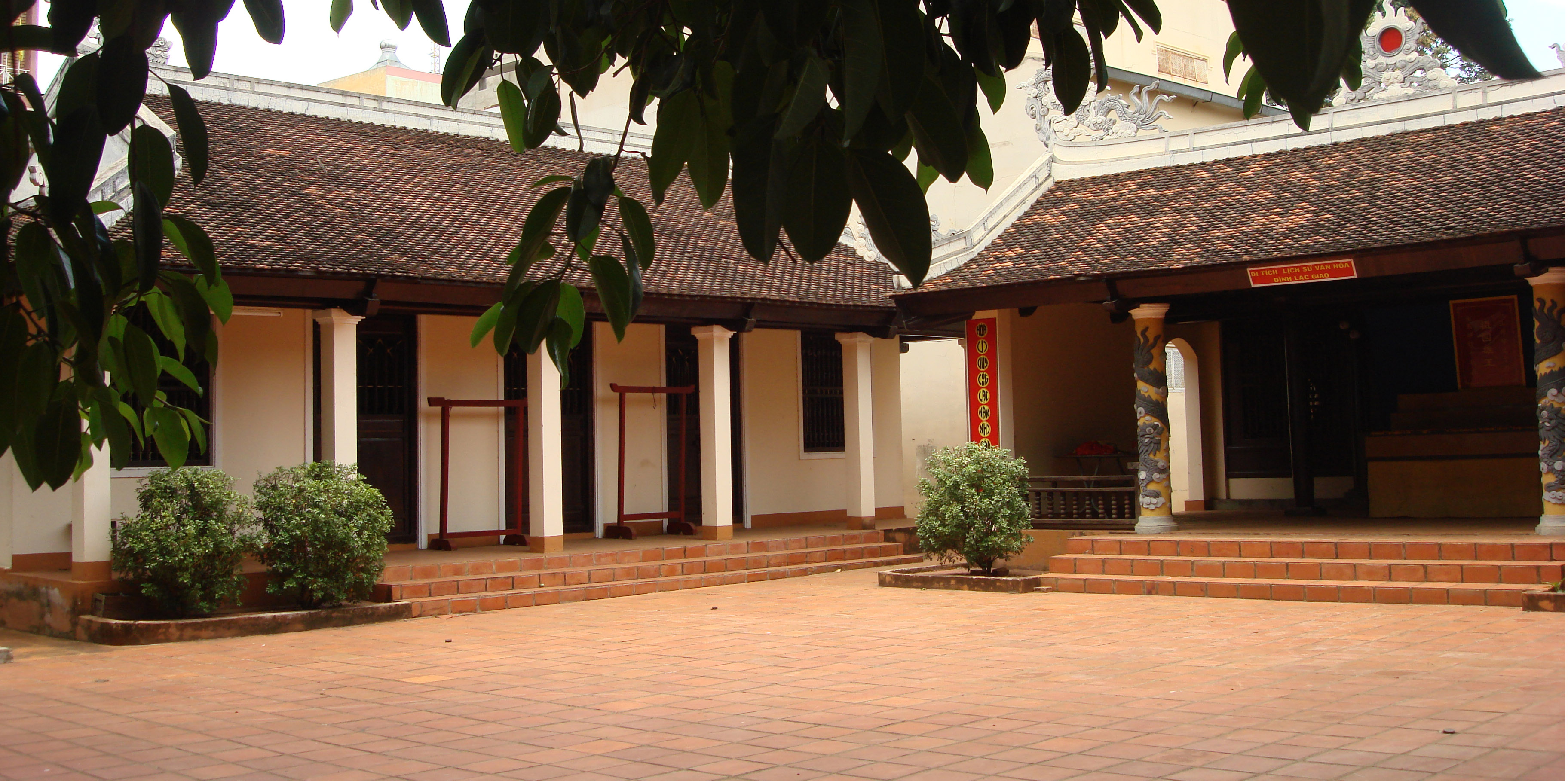 Lạc Giao Communal House