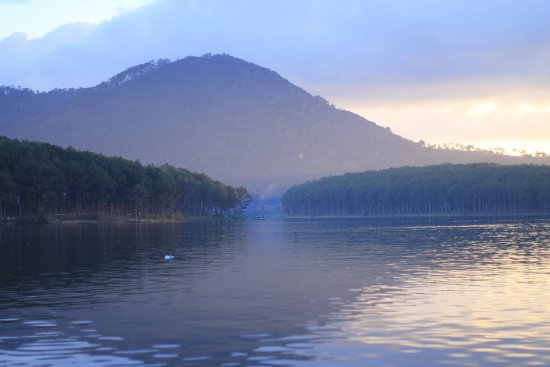 Tuyền Lâm Lake