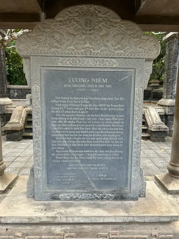 Báo Quốc Temple