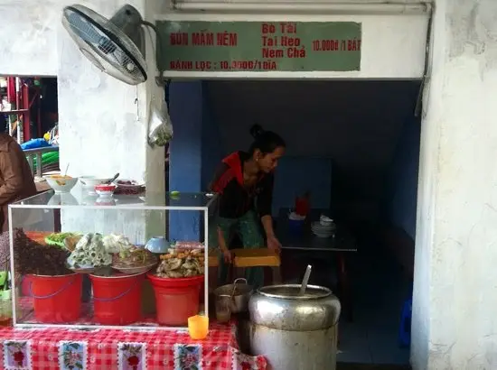 street food in Dong Ba Market
