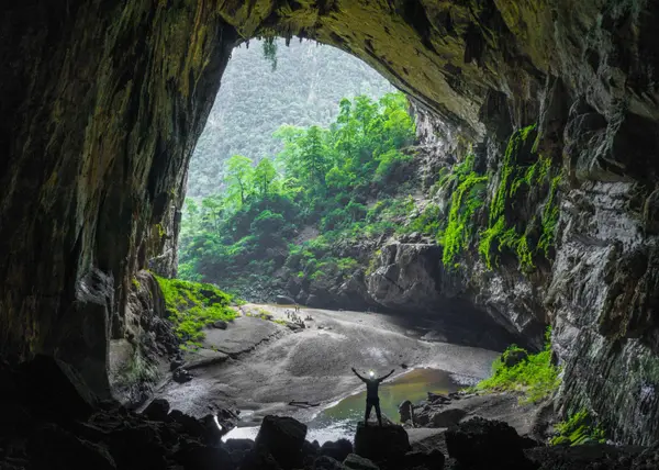 Entrance of Hang En