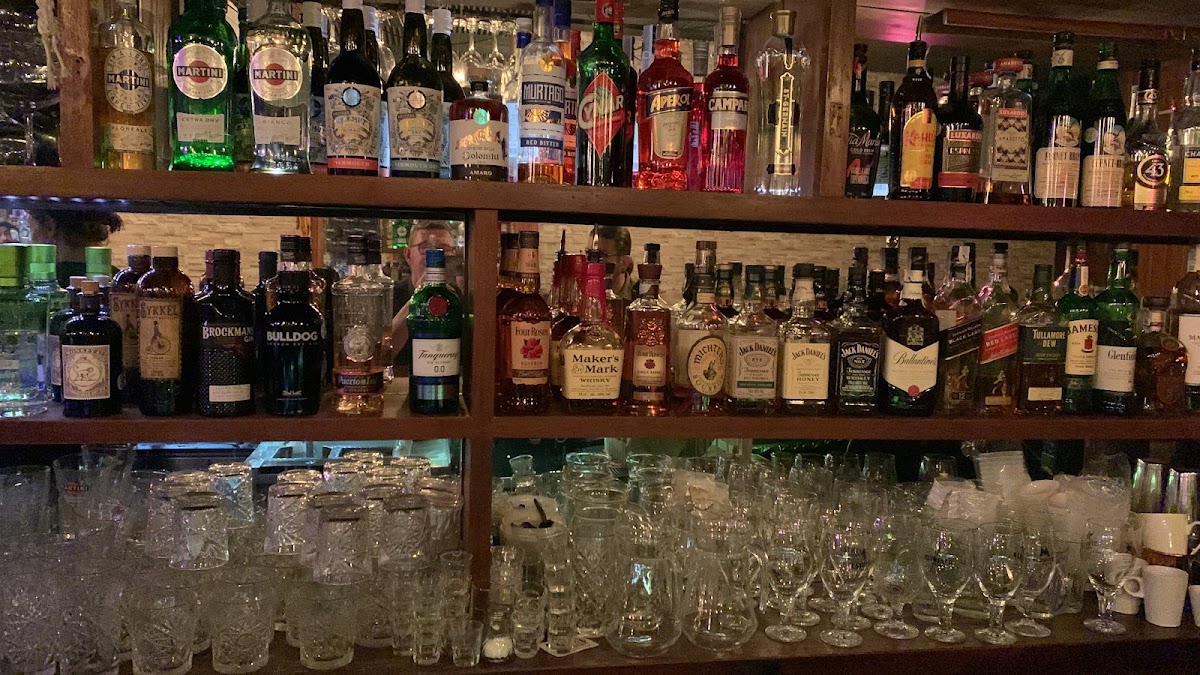 Seven Under bar