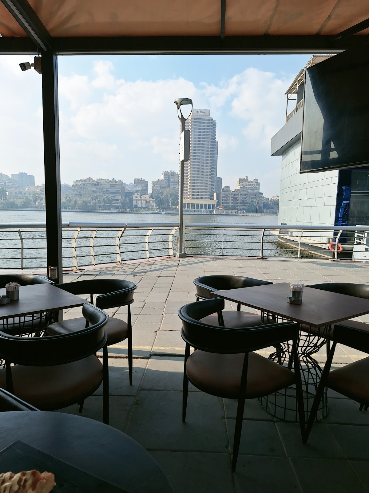 La Una Restaurant & Cafe