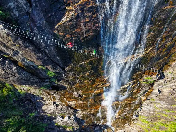 Do Quyen Waterfall Top Adventure: 先在7米瀑布上进行训练下降，为大型下降做好准备
