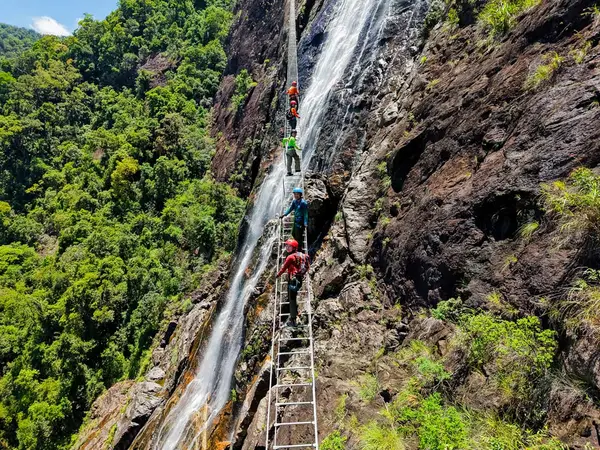 Do Quyen Waterfall Top Adventure: 在古森林中的五湖（ngu ho）露营过夜