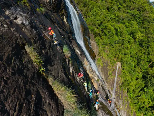 Do Quyen Waterfall Top Adventure: 130米长的吊桥，倾斜35度，位于200米高处
