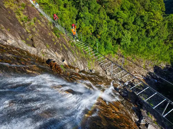 Do Quyen Waterfall Top Adventure: 301级铁索攀岩和85米滑索