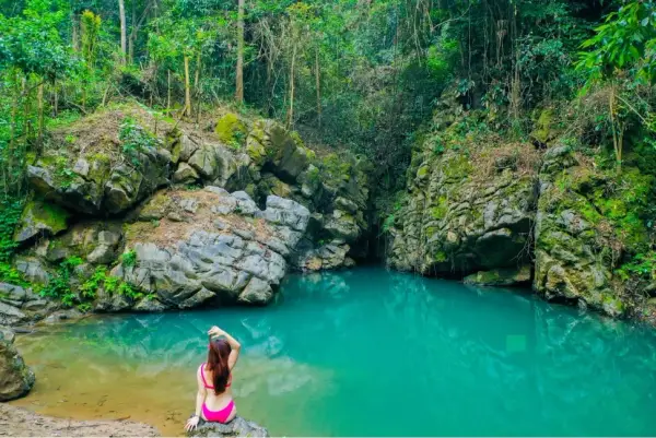 Elephant Cave and Ma Da Valley Jungle Trek: אגם מא דה, צלול וירוק מספיק שרוב האנשים שוחים לפני ארוחת הצהריים