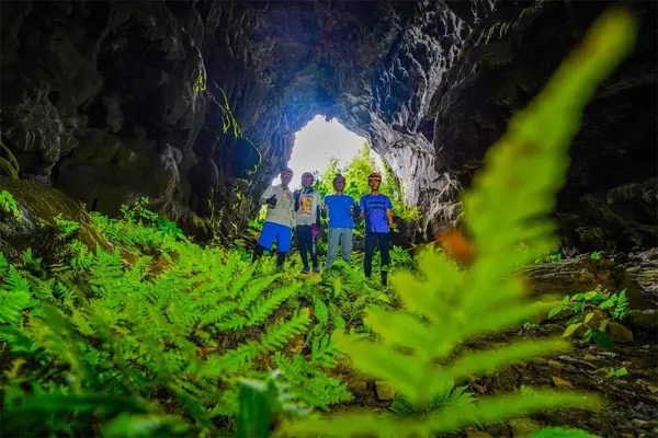 Elephant Cave and Ma Da Valley Jungle Trek: שחייה של 600 מטר לתוך מערת הנהר טרה אנג אחר הצהריים