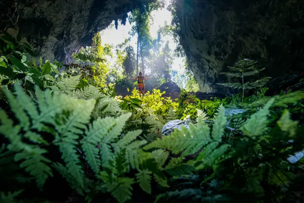 Hang Pygmy Exploration: 为数不多的营地设在洞穴内的旅程之一