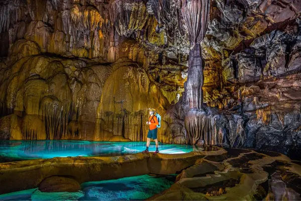 Hung Thoong Exploration: 在trôn洞穴的蓝色地下水中游泳一公里