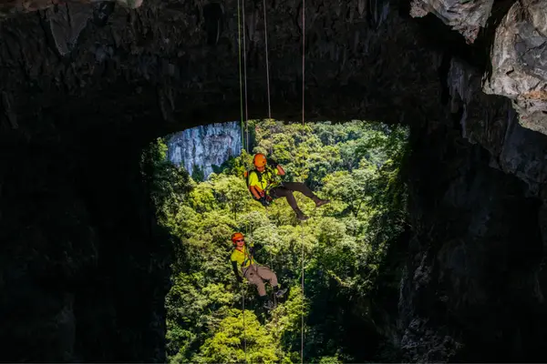 Kong Collapse Top Adventure: etwa 450 meter tief, die tiefste doline vietnams
