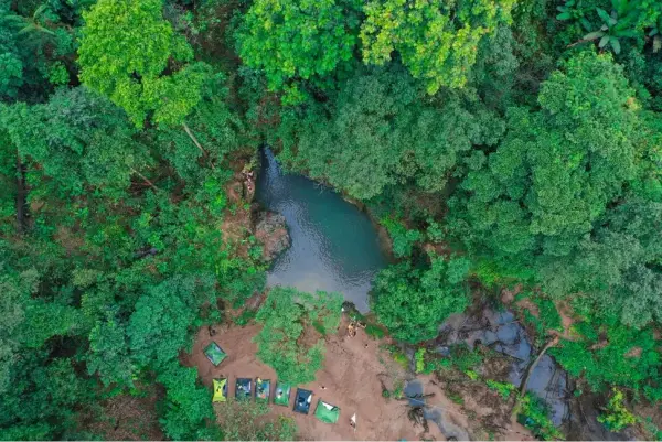 Ma Da Valley Jungle Camping: קפיצות מצוקים אופציונליות מגובה 5 ו-10 מטר לתוך האגם