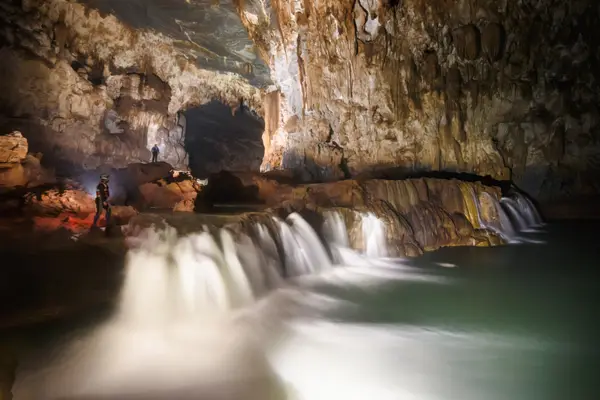 Hang Tien Exploration: galaxy-swirl ceiling vortices and calcite terraces like rice paddies inside hang tien