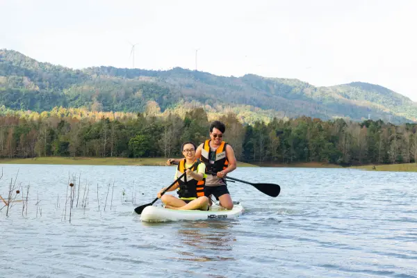 Phong Huong Adventure: 恐龙岭观景点，可俯瞰群山、风车和绕拳湖