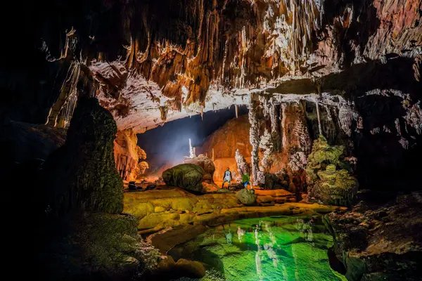 Tiger Cave Series Adventure: 恐龙脊柱：沿着裸露岩脊的悬崖小径