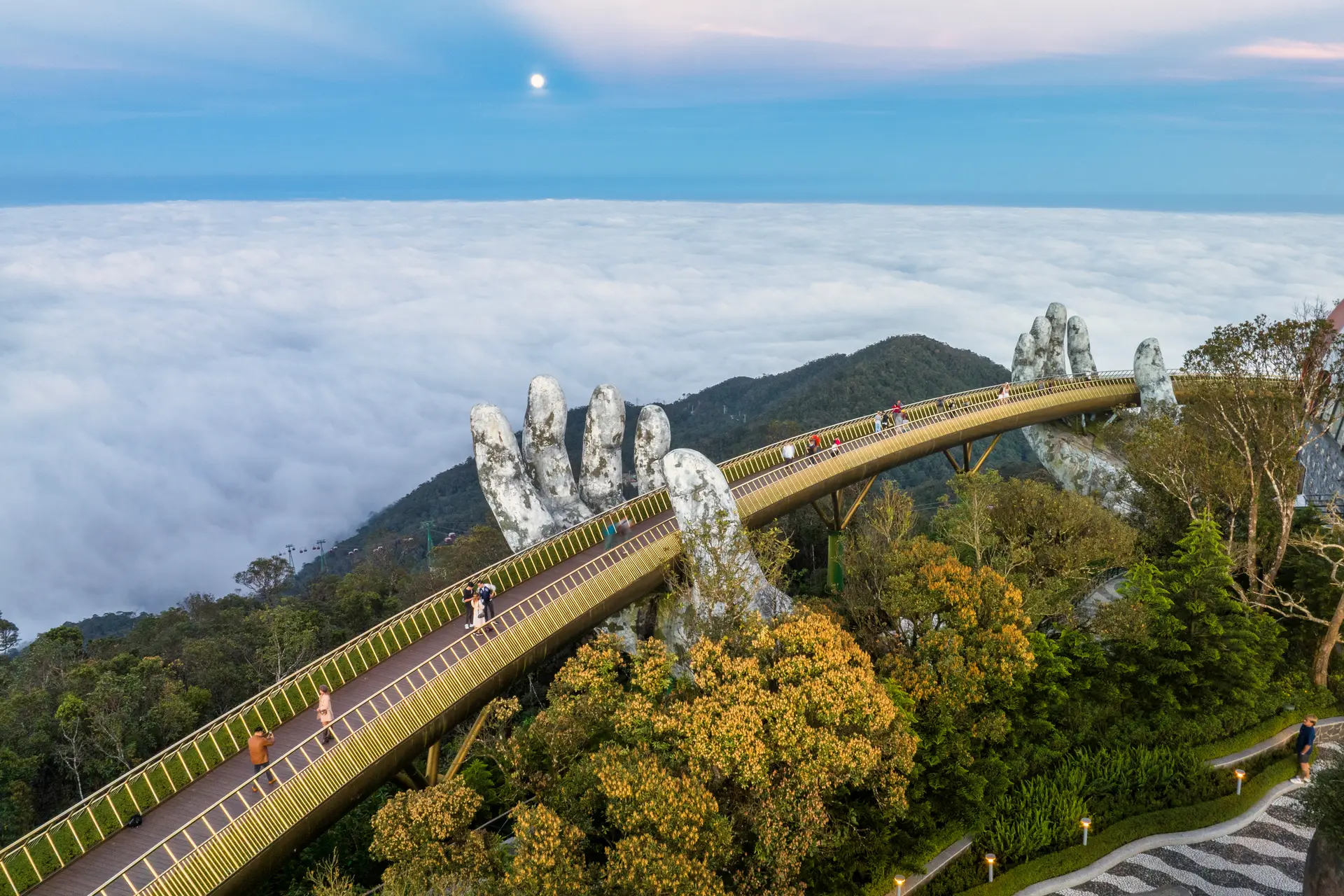 金桥由两只巨大的石手托起,在森林密布的山脊上弯曲延伸,下方是云海