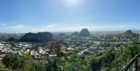 大理石山的林木茂密石灰岩露头从低矮街道中拔地而起,视野开阔