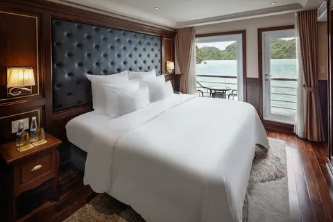 Две односпальные кровати в каюте Deluxe Balcony, дверь на балкон открыта, видна вода