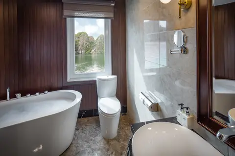 Ванная комната сьюта Elegance Balcony: две раковины, сложенные полотенца под зеркальной стеной