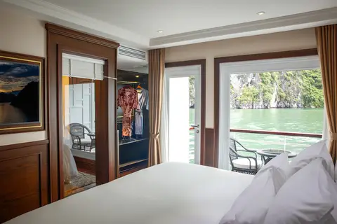 Угол каюты Executive Balcony с открытым шкафом и балконом за ним