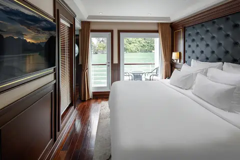 Каюта Executive Balcony от двери: кровать сбоку, впереди стеклянные двери на балкон