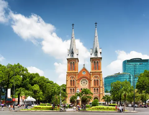 Die doppelten Backsteinspitzen der Kathedrale Notre-Dame von Saigon vor klarem Himmel