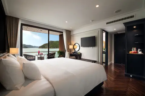 从窗户一侧看高级套房的大床，远处是衣柜和休息区